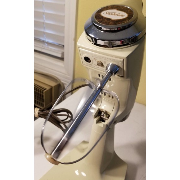 Vintage SUNBEAM DELUXE Mixmaster Mixer 12 Speed 1-7A Dough Hooks and Glass Bowls - Picture 3 of 12